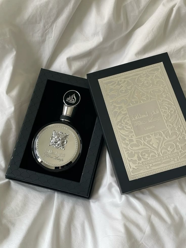 Woodny Collection – Eau de Parfum
Découvrez l’élégance et le raffinement avec Woodny Collection, une fragrance conçue pour ceux qui aiment se démarquer. Ce parfum allie des notes fraîches et boisées à une touche sensuelle et moderne, créant une signature