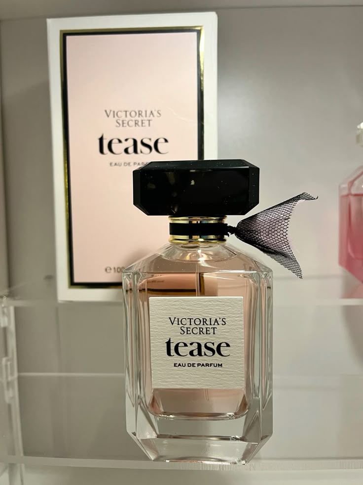 Woodny Collection – Eau de Parfum
Découvrez l’élégance et le raffinement avec Woodny Collection, une fragrance conçue pour ceux qui aiment se démarquer. Ce parfum allie des notes fraîches et boisées à une touche sensuelle et moderne, créant une signature