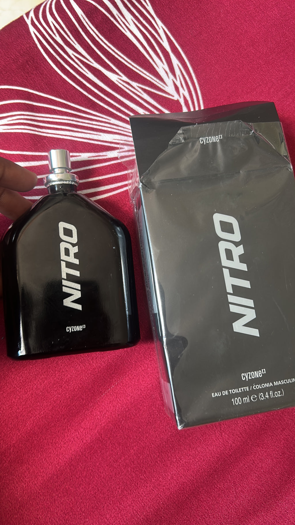 Woodny Collection – Eau de Parfum
Découvrez l’élégance et le raffinement avec Woodny Collection, une fragrance conçue pour ceux qui aiment se démarquer. Ce parfum allie des notes fraîches et boisées à une touche sensuelle et moderne, créant une signature