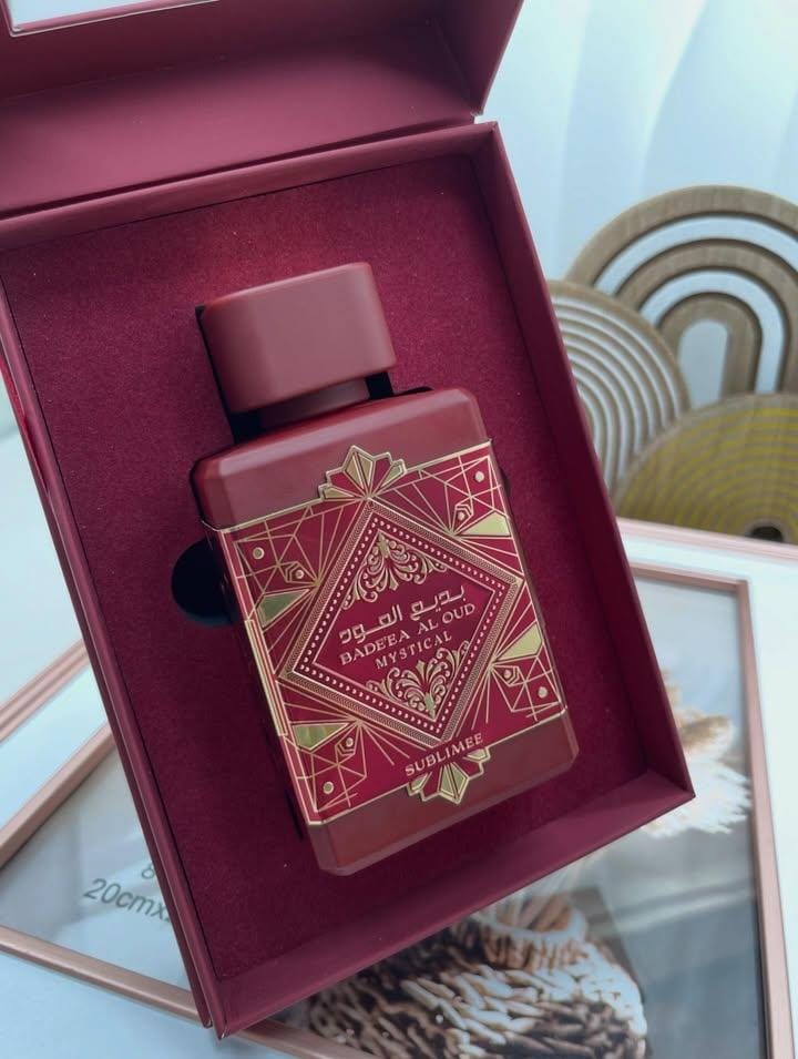 Woodny Collection – Eau de Parfum
Découvrez l’élégance et le raffinement avec Woodny Collection, une fragrance conçue pour ceux qui aiment se démarquer. Ce parfum allie des notes fraîches et boisées à une touche sensuelle et moderne, créant une signature