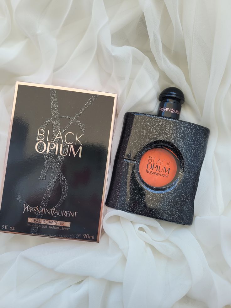Woodny Collection – Eau de Parfum
Découvrez l’élégance et le raffinement avec Woodny Collection, une fragrance conçue pour ceux qui aiment se démarquer. Ce parfum allie des notes fraîches et boisées à une touche sensuelle et moderne, créant une signature