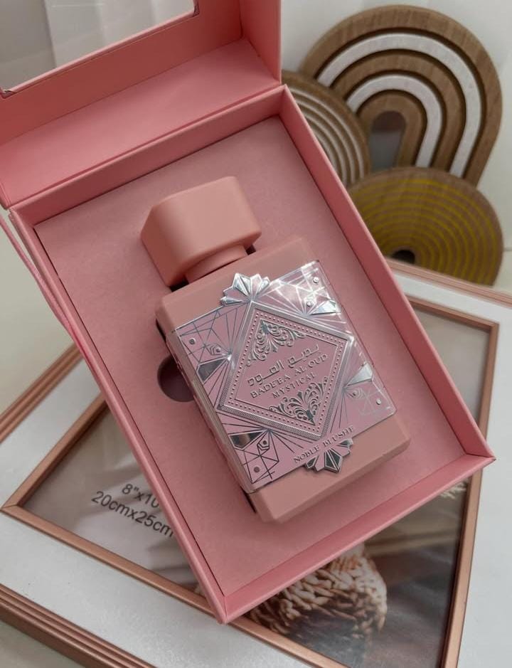 Woodny Collection – Eau de Parfum
Découvrez l’élégance et le raffinement avec Woodny Collection, une fragrance conçue pour ceux qui aiment se démarquer. Ce parfum allie des notes fraîches et boisées à une touche sensuelle et moderne, créant une signature